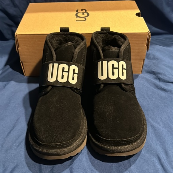 UGG- Neumel II Graphic, BLK, 6 kids QS - Picture 2 of 5